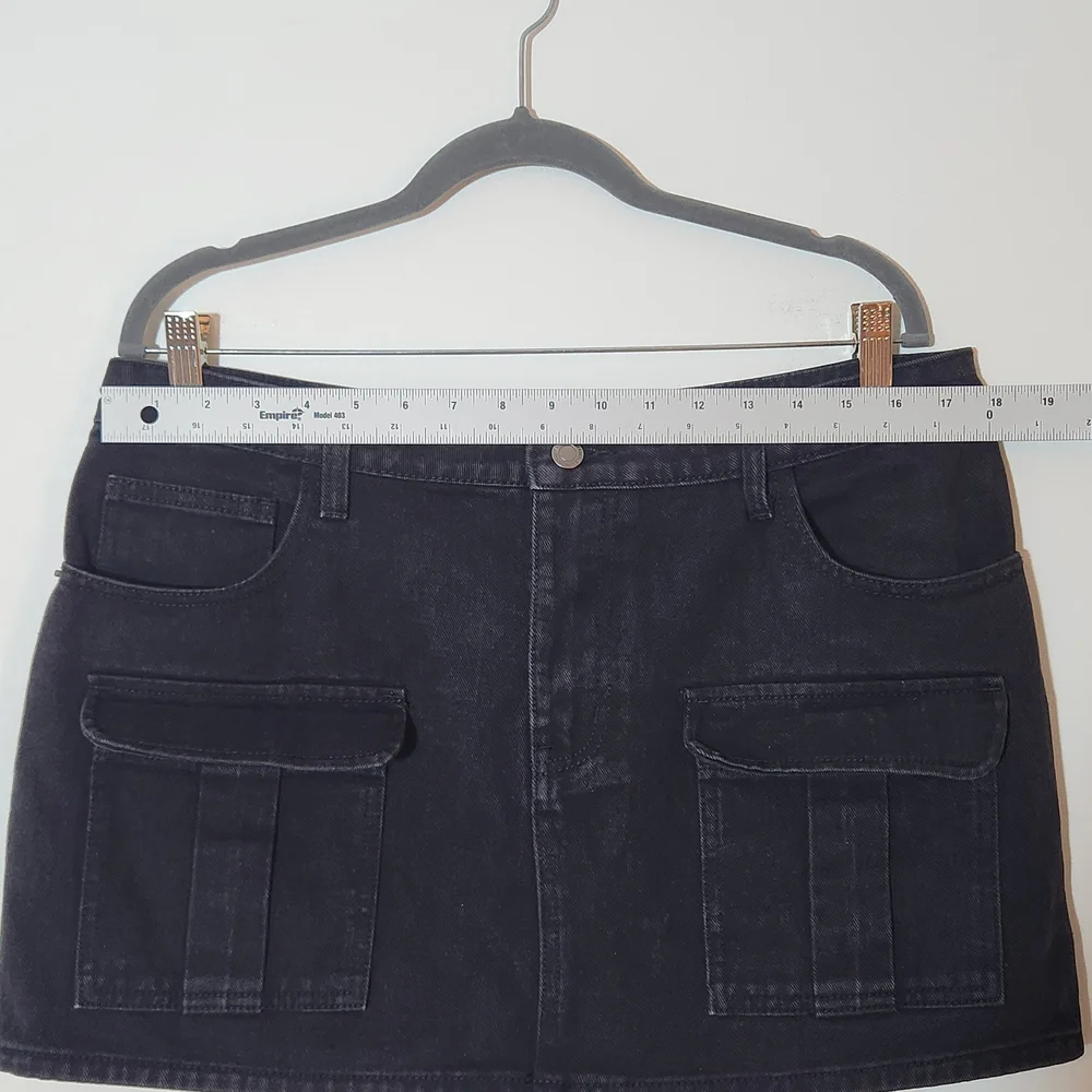 PrettyLittleThing Black Denim Cargo Mini Skirt Size 10 NWT - Picture 4 of 8